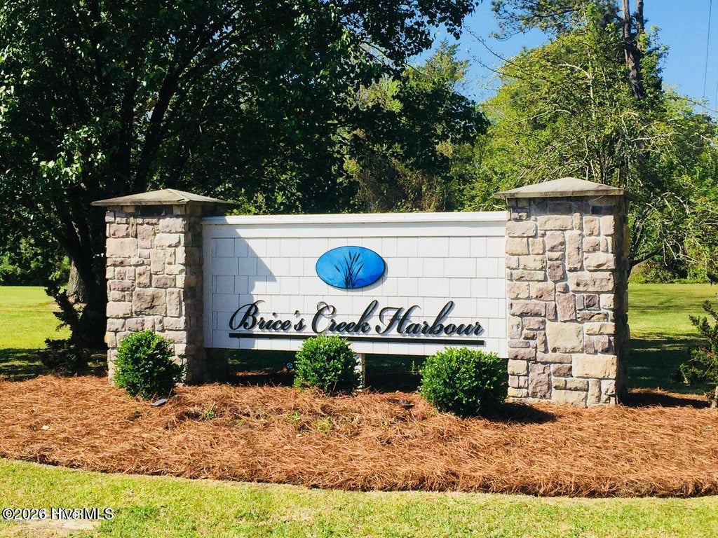 Photo of 210 Shoreview Drive, New Bern, NC 28562 (MLS # 100593945)
