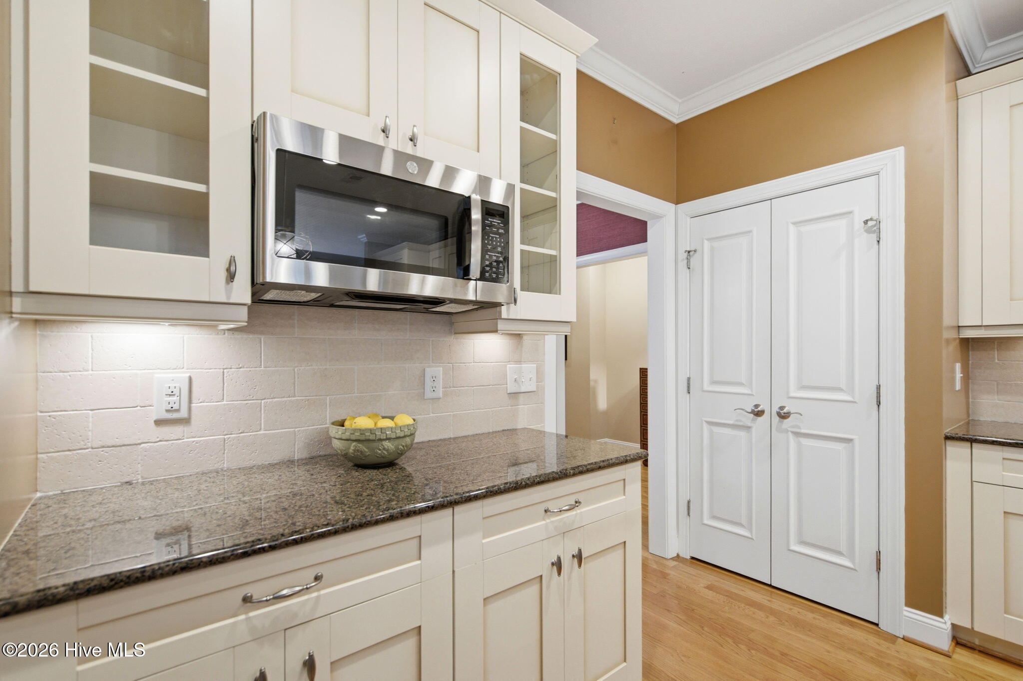 Welcome to 2118 Bay Colony Lane, an elegant 1.5-story brick veneer hom – image 10