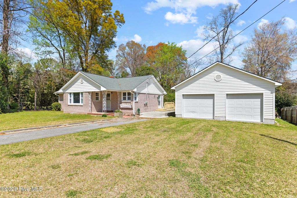 Photo of 106 Elizabeth Street, Richlands, NC 28574 (MLS # 100562948)