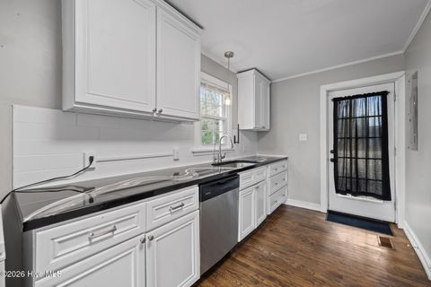 Tiny photo for 136 Elizabeth Street, Jacksonville, NC 28540 (MLS # 100555981)