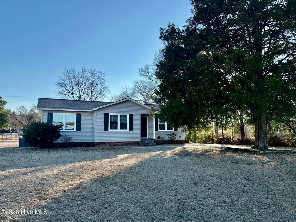 Photo of 103 Ellenton Avenue, Hamlet, NC 28345 (MLS # 100553264)