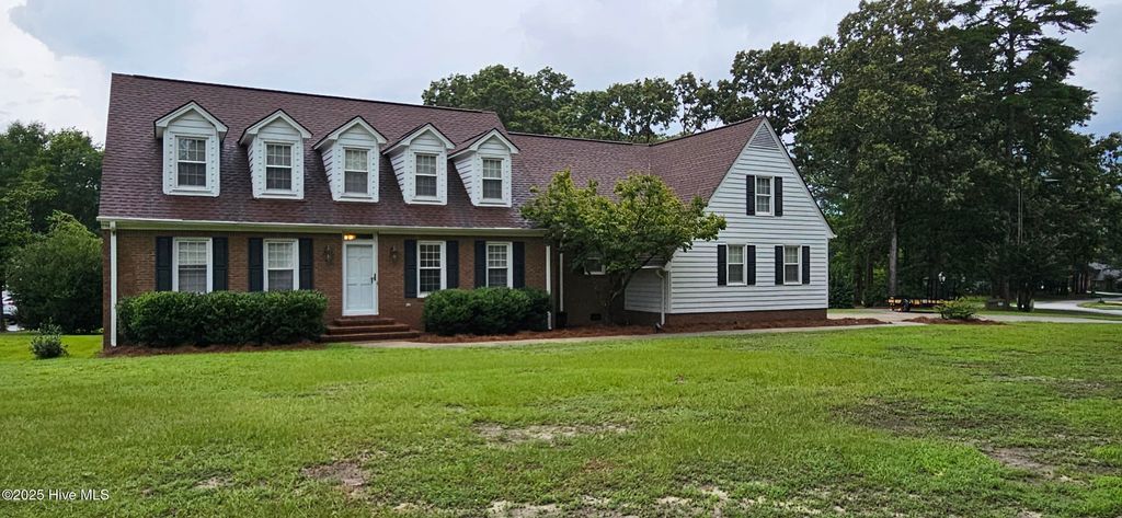 Photo of 101 W Arrowhead Drive, Clinton, NC 28328 (MLS # 100517169)