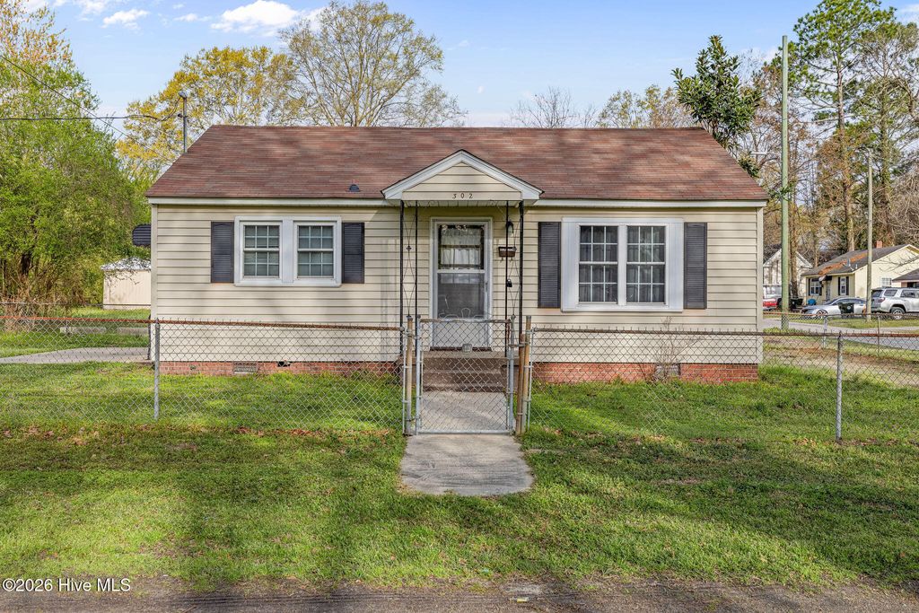 Photo of 302 S Johnson Street, Mount Olive, NC 28365 (MLS # 100562377)