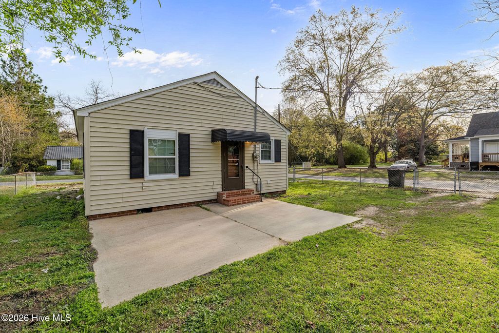 Photo of 302 S Johnson Street, Mount Olive, NC 28365 (MLS # 100562377)