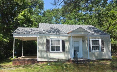 Photo of 1610 Queen Anne Lane, New Bern, NC 28560 (MLS # 100575226)
