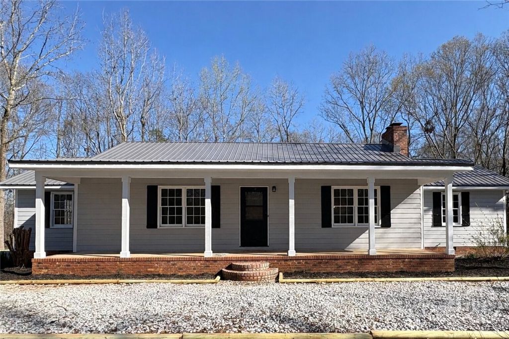 Photo of 4811 Highway 106 S, Hull, GA 30646 (MLS # CL350916)