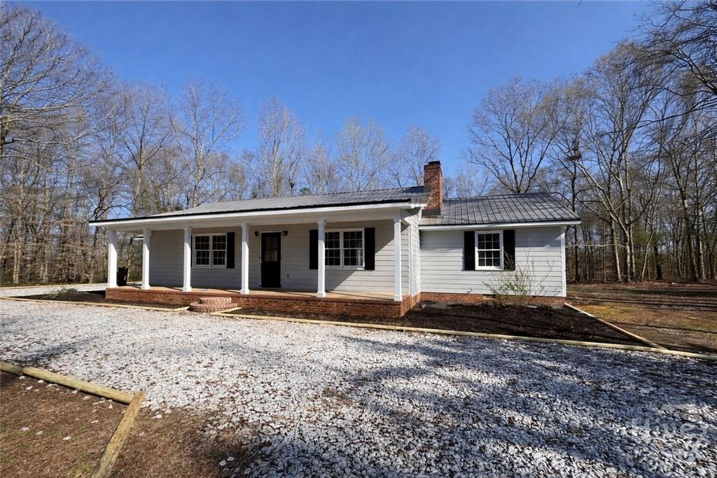 Photo of 4811 Highway 106 S, Hull, GA 30646 (MLS # CL350916)