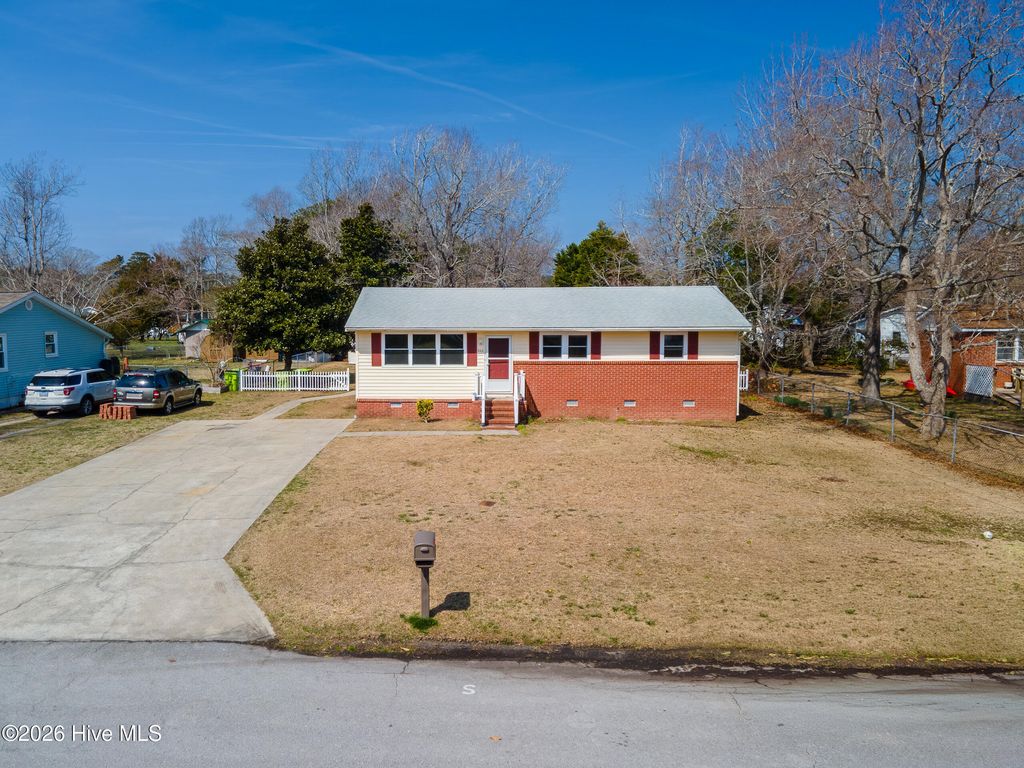 Photo of 306 Glancy Street, Swansboro, NC 28584 (MLS # 100557888)