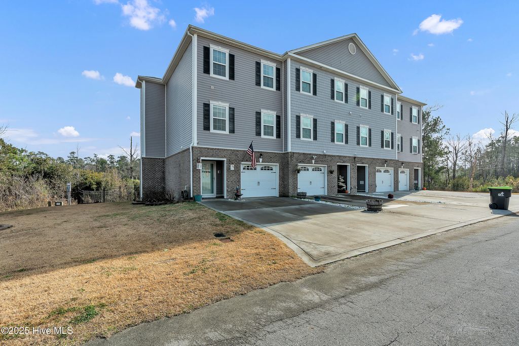 Photo of 406 Garland Shores Drive, Hubert, NC 28539 (MLS # 100546927)