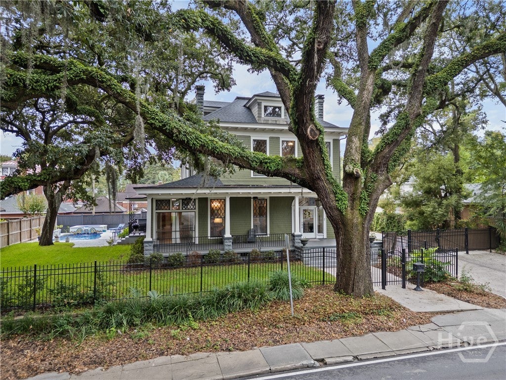 121 E Victory Drive