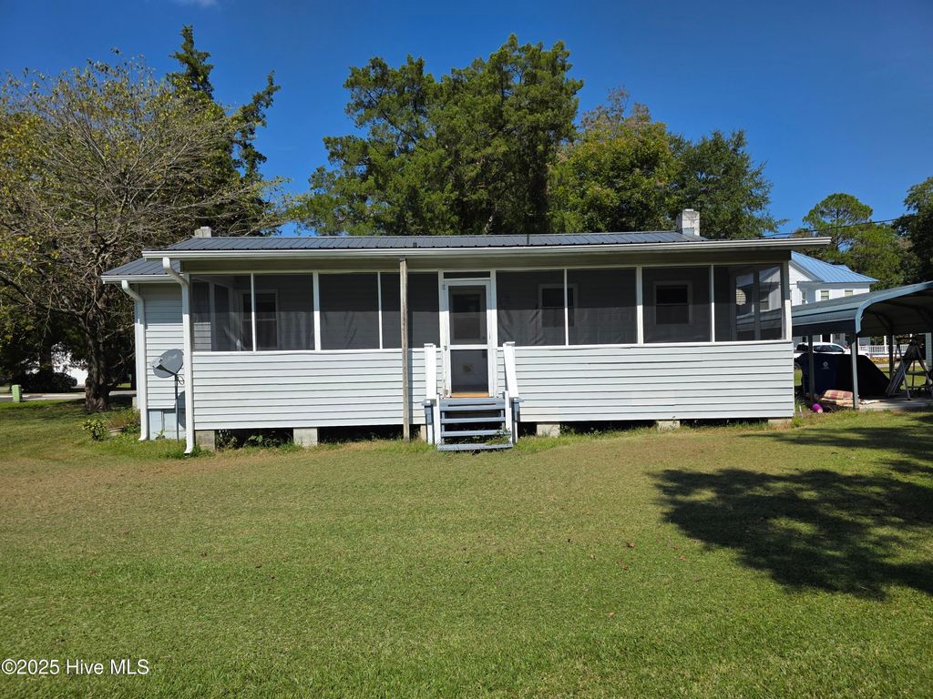 Photo of 203 W Foy Street, Richlands, NC 28574 (MLS # 100533397)