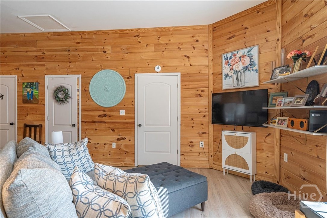 102 Beaverdam Creek Road