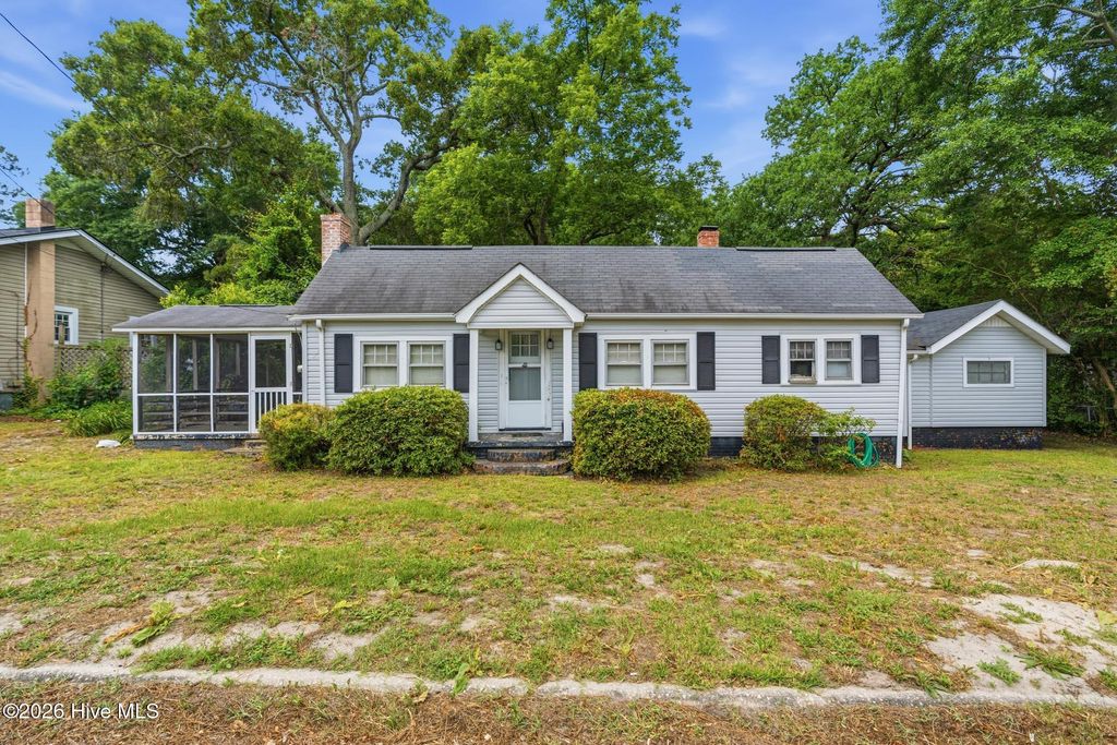 Photo of 704 E Hamlet Avenue, Hamlet, NC 28345 (MLS # 100580956)