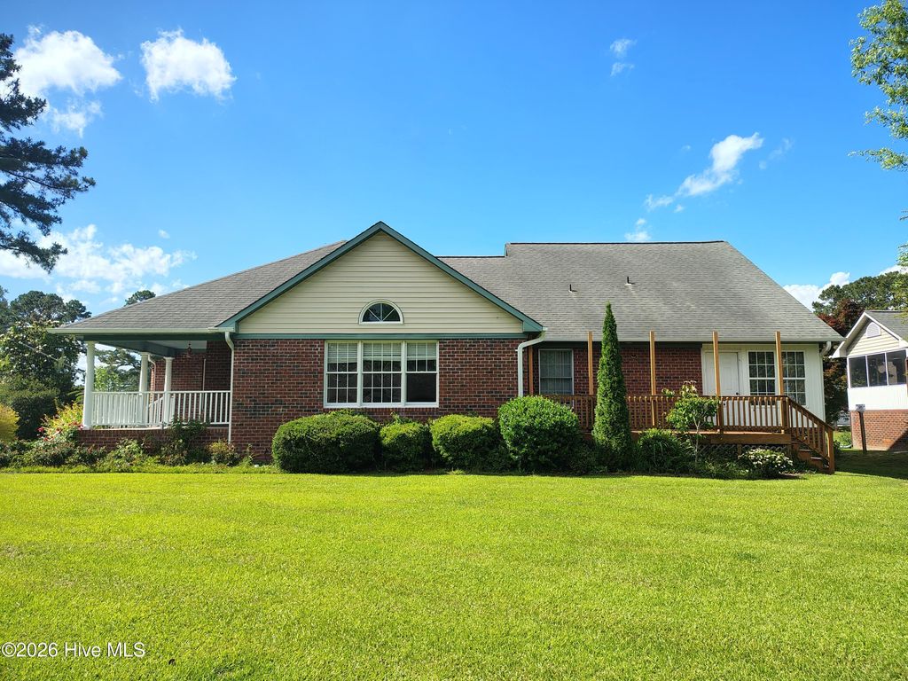Photo of 104 Boleyn Loop, New Bern, NC 28562 (MLS # 100555106)