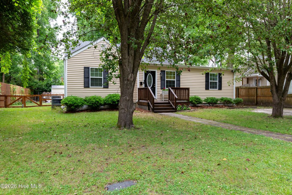 Photo of 514 Jefferson Avenue, New Bern, NC 28560 (MLS # 100576204)