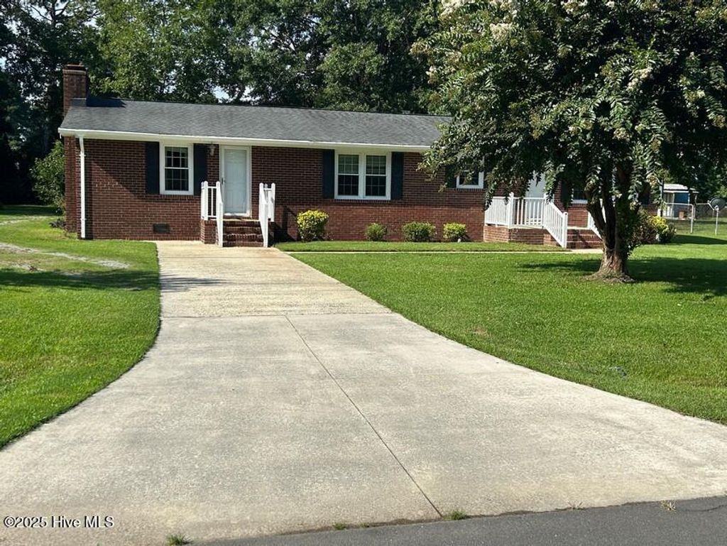 Photo of 111 Colonial Drive, Clinton, NC 28328 (MLS # 100525066)