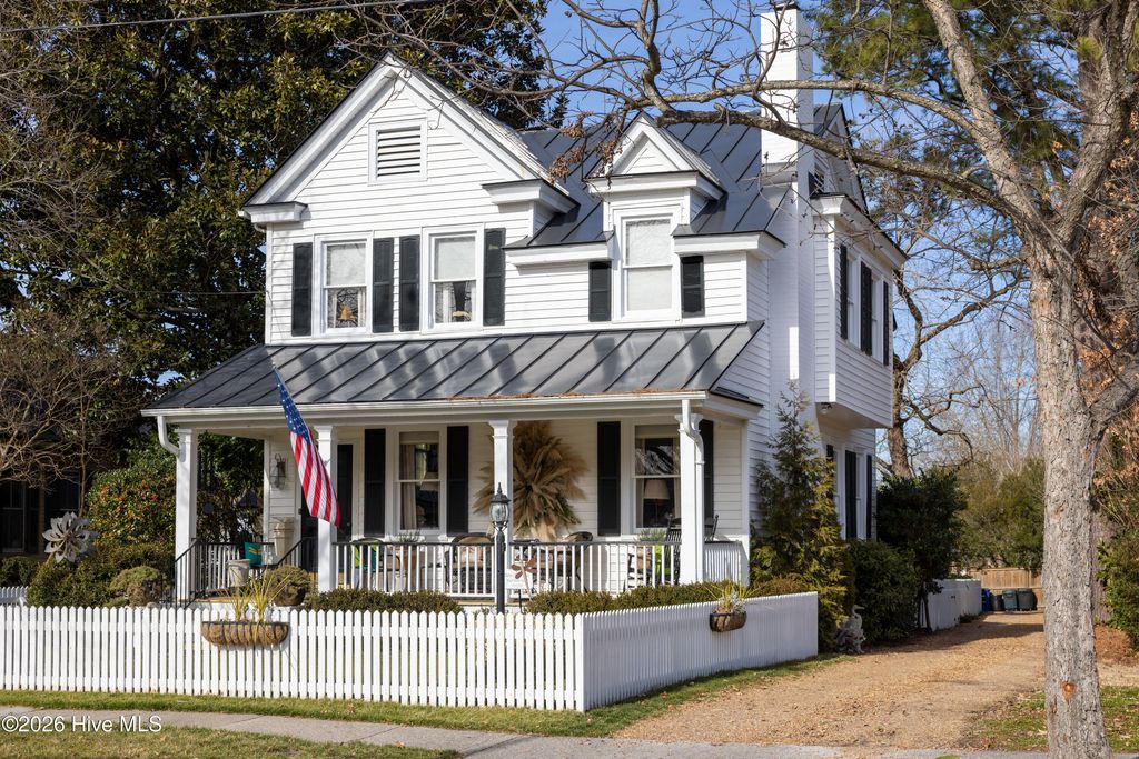 Photo of 212 W Queen Street, Edenton, NC 27932 (MLS # 100552441)