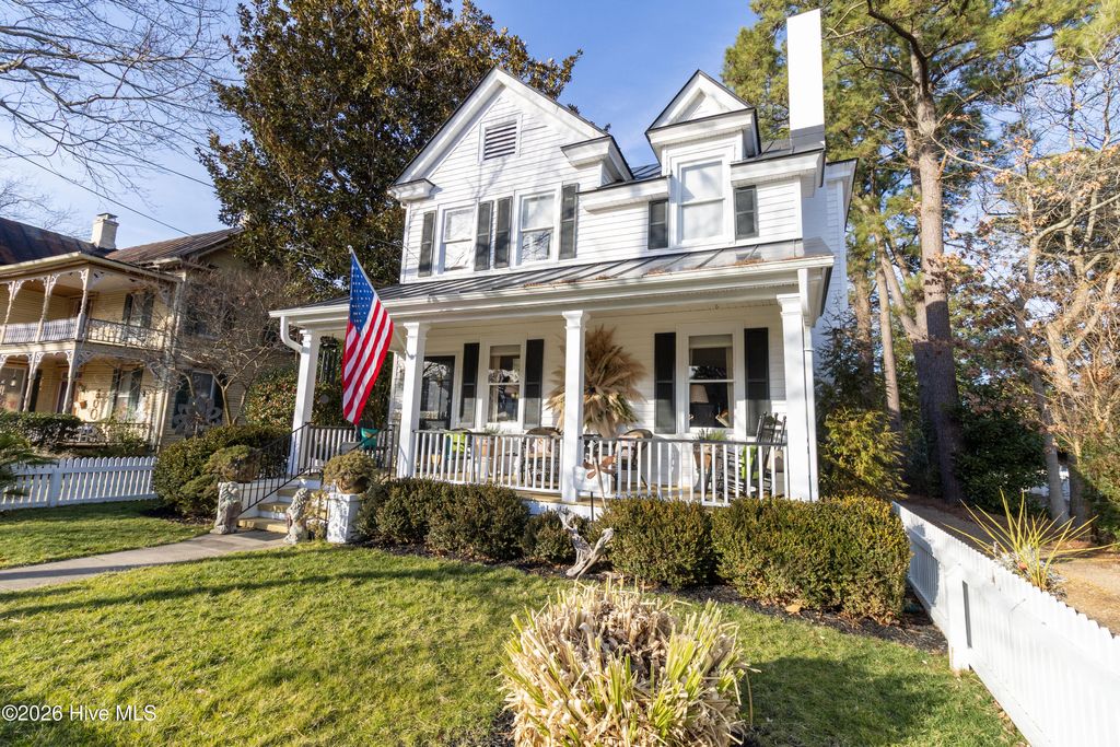 Photo of 212 W Queen Street, Edenton, NC 27932 (MLS # 100552441)