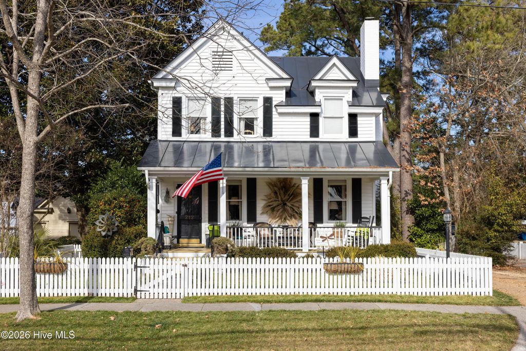 Photo of 212 W Queen Street, Edenton, NC 27932 (MLS # 100552441)