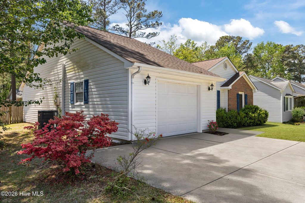 Photo of 216 E Lakeridge Landing, Jacksonville, NC 28546 (MLS # 100567590)