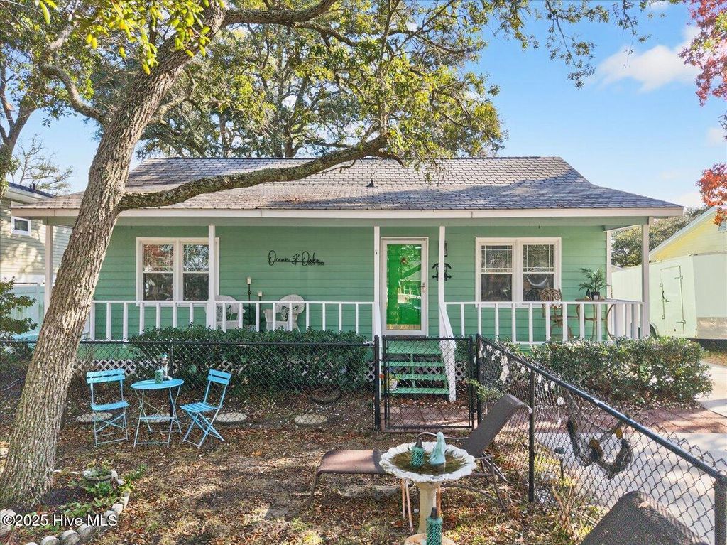 Photo of 314 NE 39th Street, Oak Island, NC 28465 (MLS # 100532299)