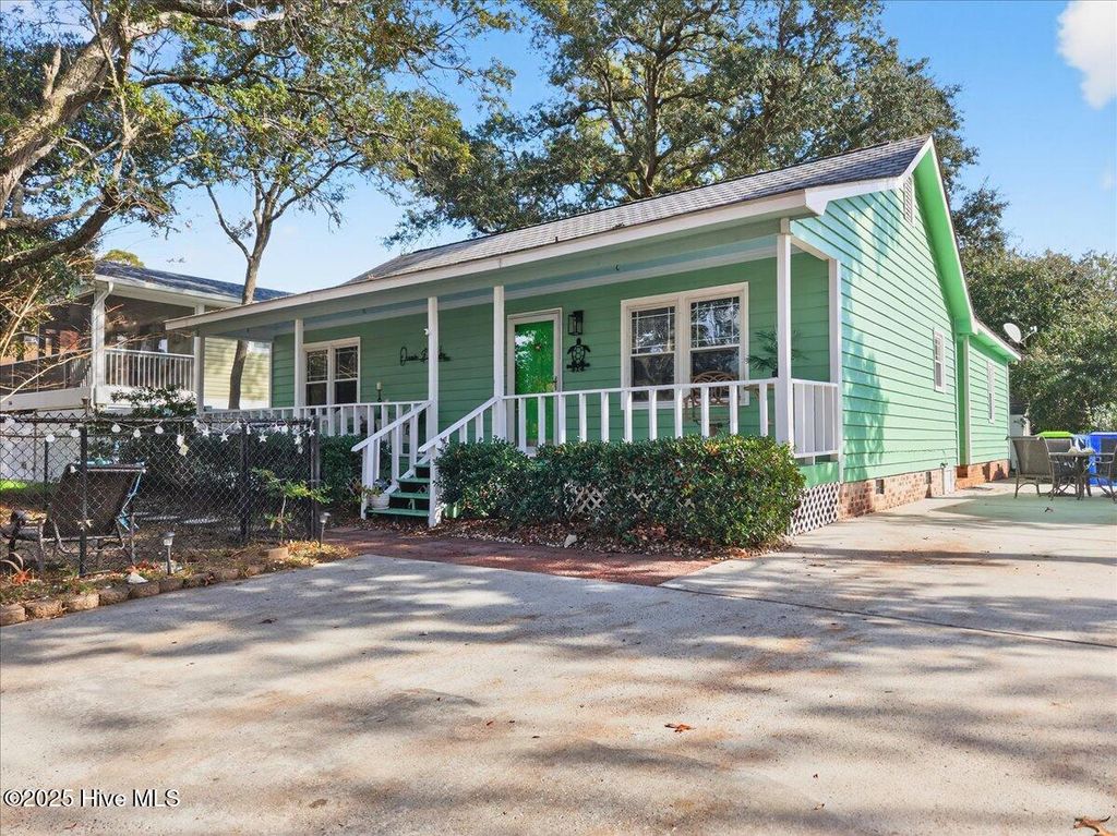 Photo of 314 NE 39th Street, Oak Island, NC 28465 (MLS # 100532299)