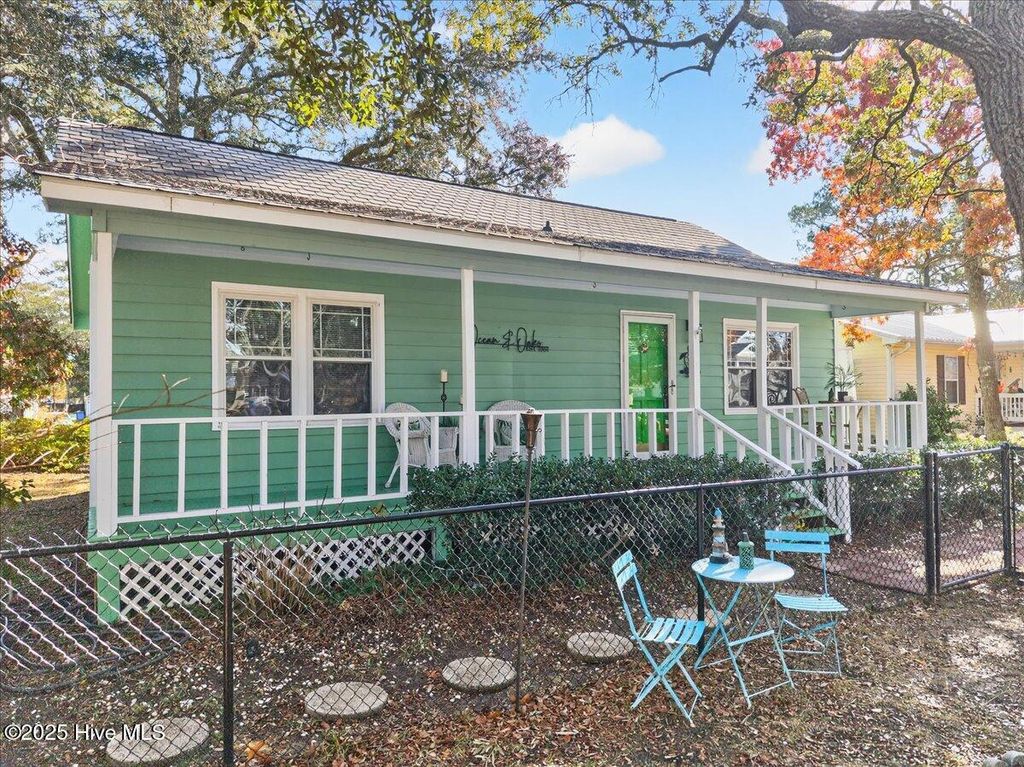 Photo of 314 NE 39th Street, Oak Island, NC 28465 (MLS # 100532299)