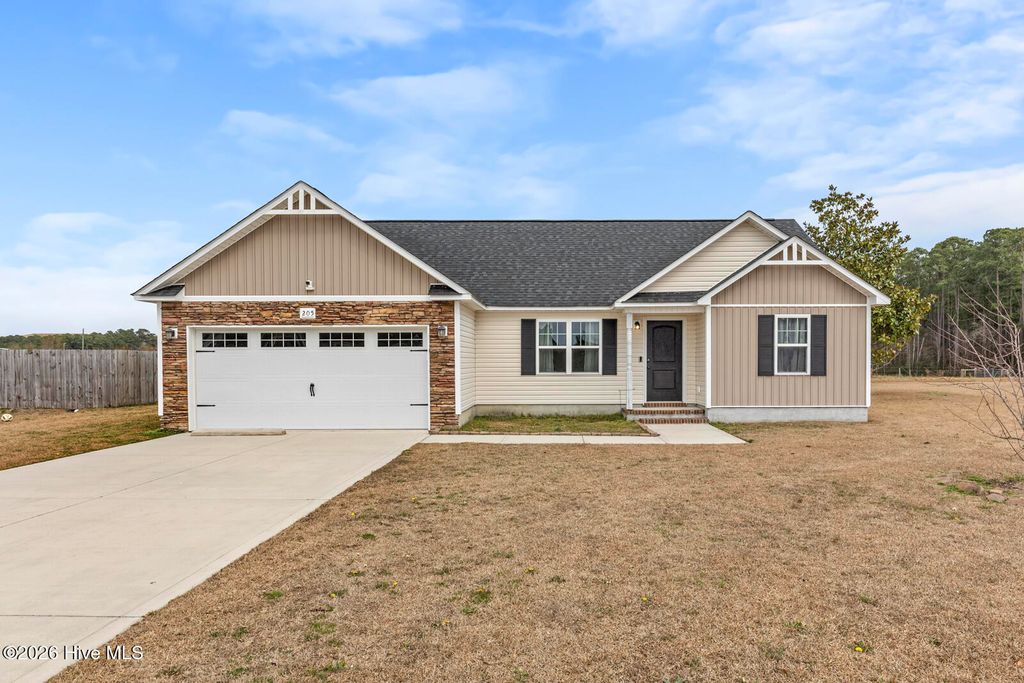 Photo of 205 Arbor Court, Richlands, NC 28574 (MLS # 100558057)