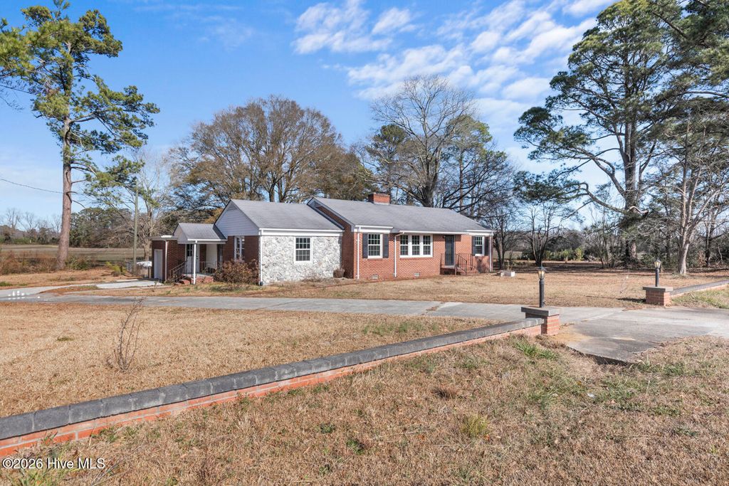 Photo of 282 Richlands Loop Road, Richlands, NC 28574 (MLS # 100549019)