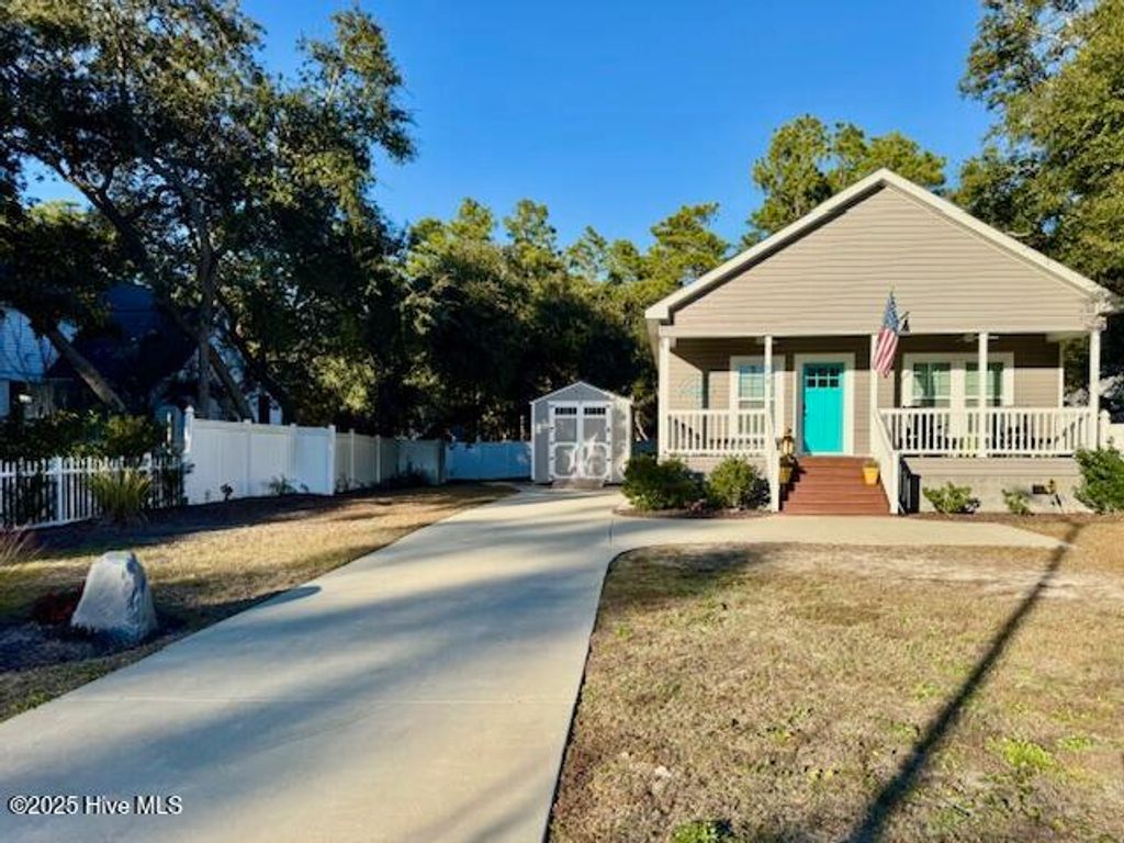 Photo of 610 Fodale Avenue, Southport, NC 28461 (MLS # 100545035)