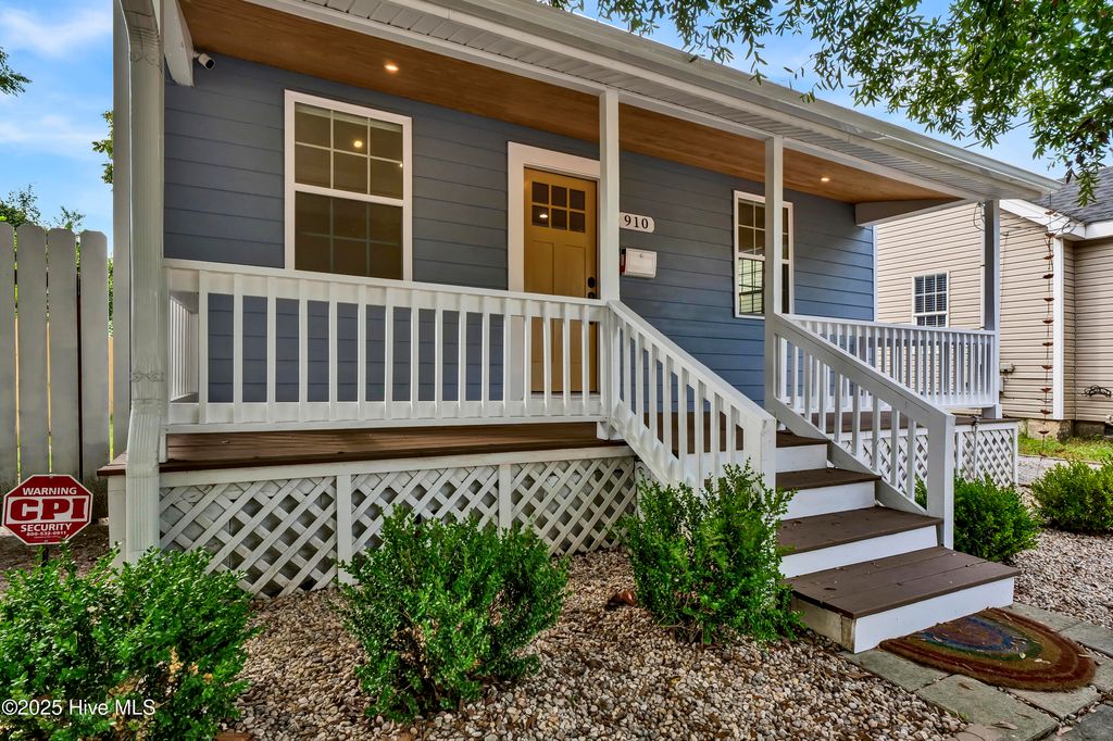 Photo of 910 Walnut Street, Wilmington, NC 28401 (MLS # 100556721)