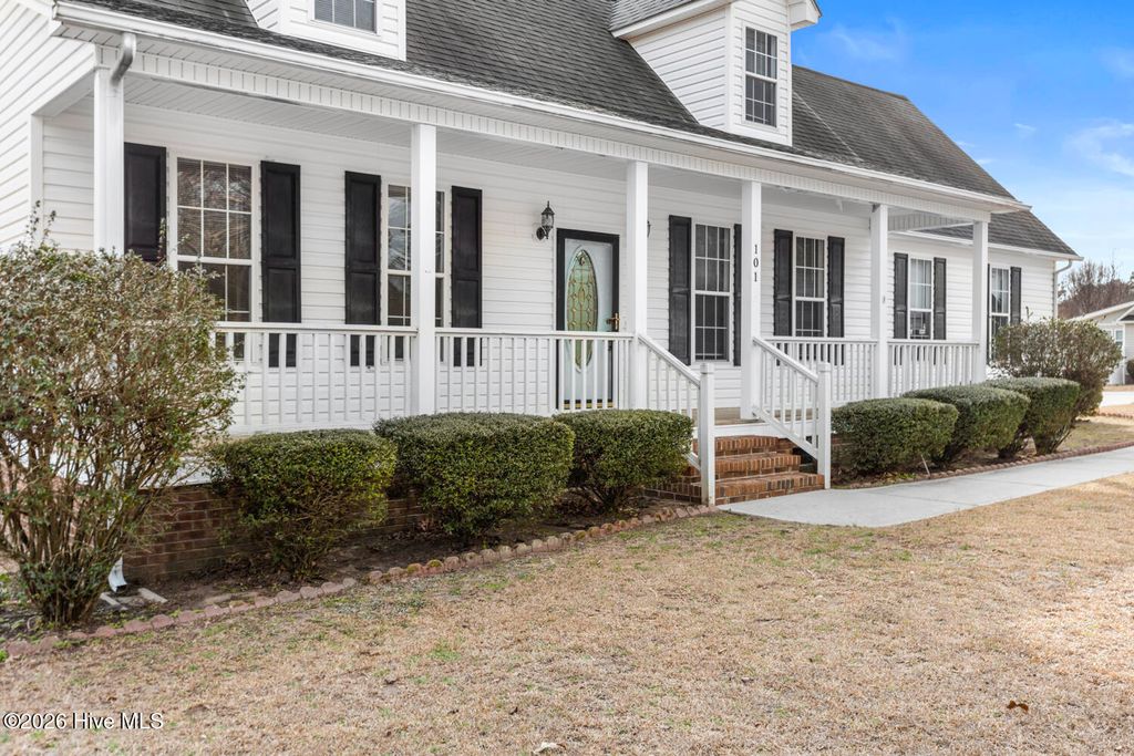 Photo of 101 England Lane, Richlands, NC 28574 (MLS # 100553913)