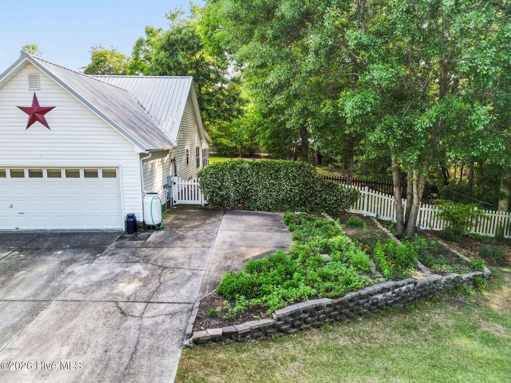 Photo of 101 Black Walnut Drive, Richlands, NC 28574 (MLS # 100571090)