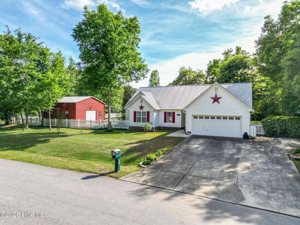 Photo of 101 Black Walnut Drive, Richlands, NC 28574 (MLS # 100571090)