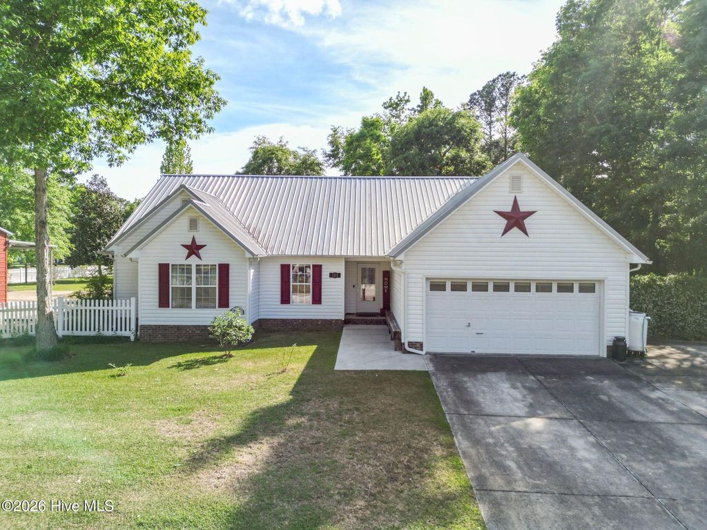 Photo of 101 Black Walnut Drive, Richlands, NC 28574 (MLS # 100571090)