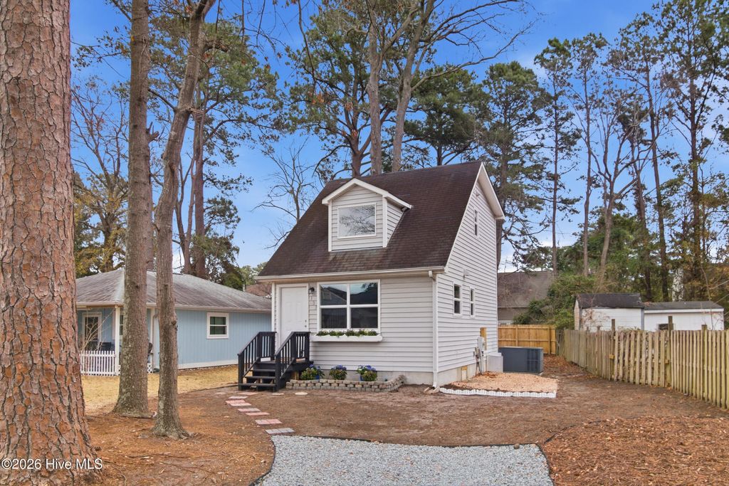 Photo of 133 New Bern Street, Wilmington, NC 28403 (MLS # 100553328)