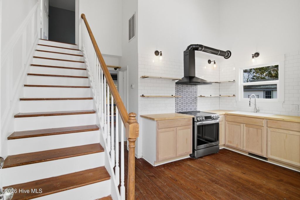 Photo of 133 New Bern Street, Wilmington, NC 28403 (MLS # 100553328)