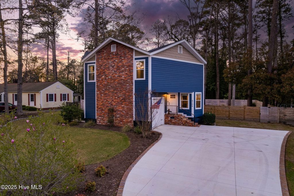 Photo of 4704 Trent Woods Drive, Trent Woods, NC 28562 (MLS # 100498846)