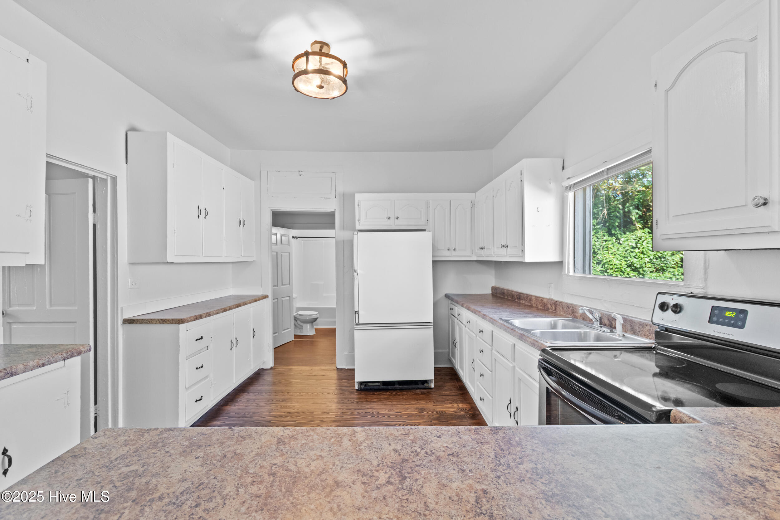 Wilmington, North Carolina 28401, United States, 4 Bedrooms Bedrooms, ,2 BathroomsBathrooms,Residential,Pending,256100