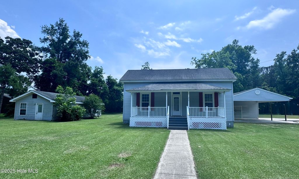 Photo of 305 E Oak Street, Lake Waccamaw, NC 28450 (MLS # 100555801)