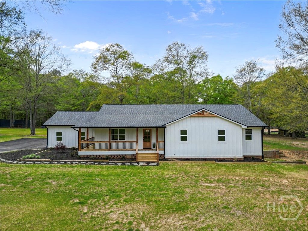 Photo of 401 Coleman DR, Statham, GA 30666 (MLS # CL352599)