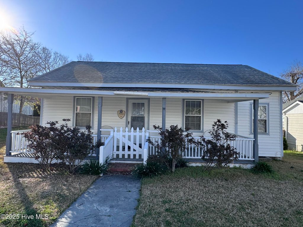 Photo of 117 S Elm Street, Swansboro, NC 28584 (MLS # 100555543)