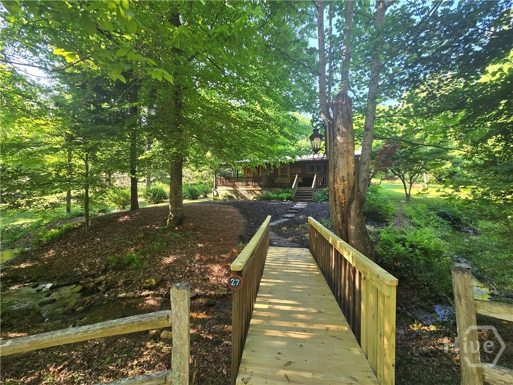 Photo of 27 Tall Oak LN, Clarkesville, GA 30523 (MLS # CL356094)