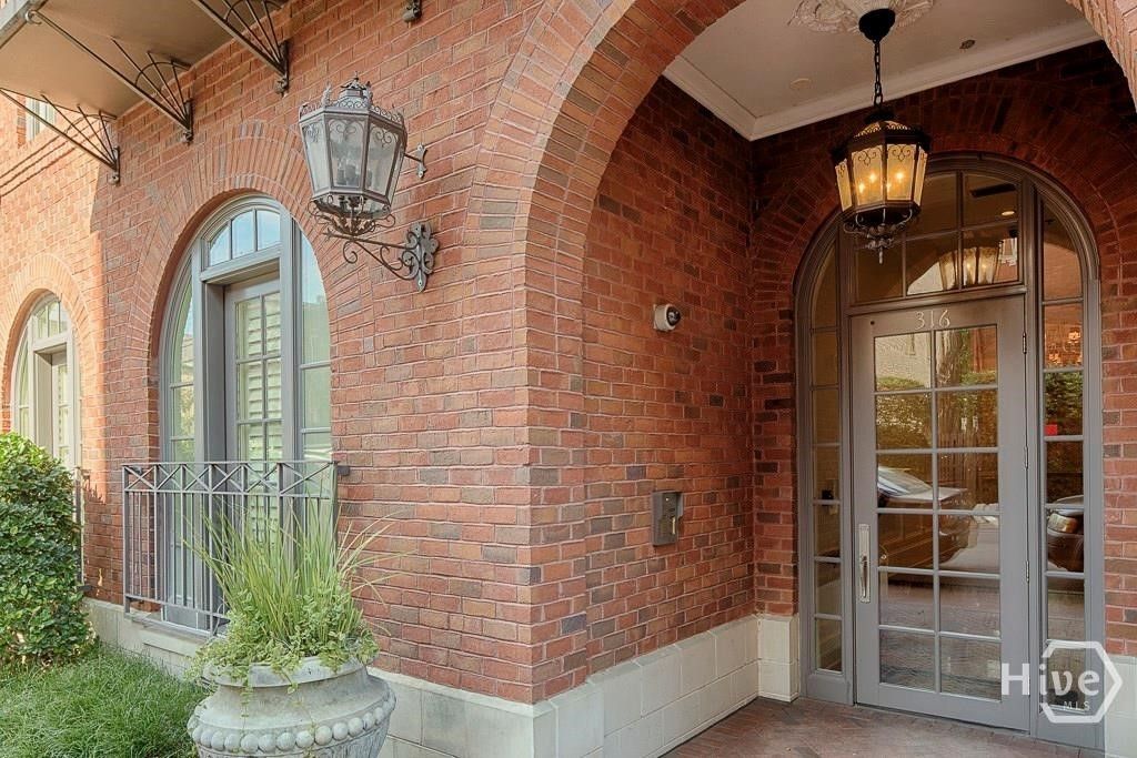 Photo of 316 E State Street #3B, Savannah, GA 31401 (MLS # SA354917)