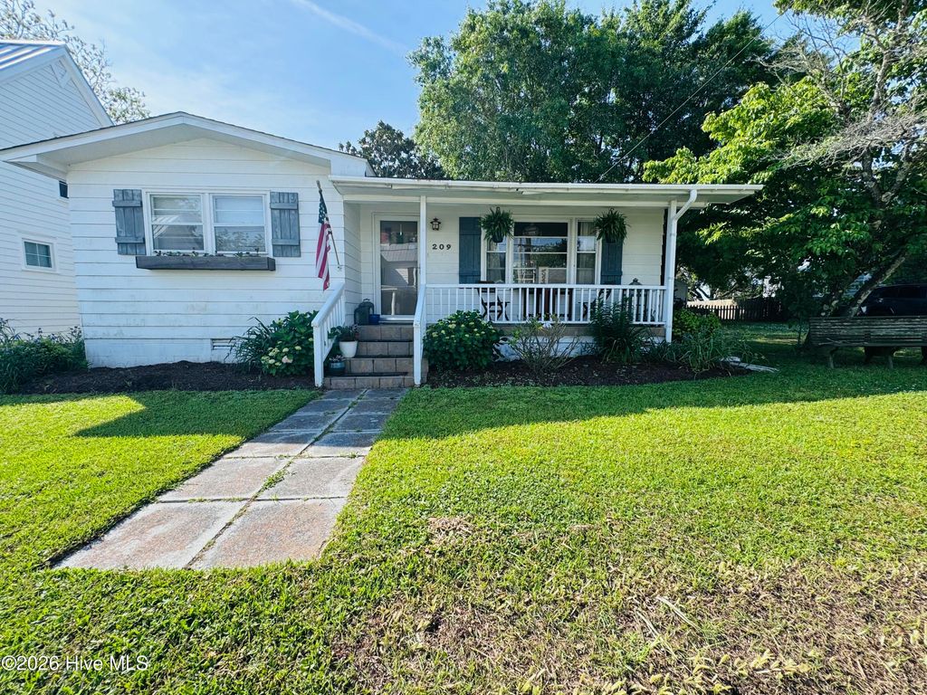 Photo of 209 S Walnut Street, Swansboro, NC 28584 (MLS # 100572908)