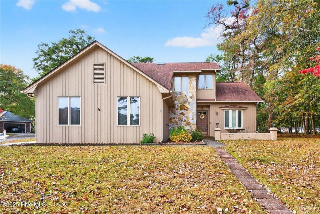 Photo of 1618 Woodland Court SW, Ocean Isle Beach, NC 28469 (MLS # 100542337)