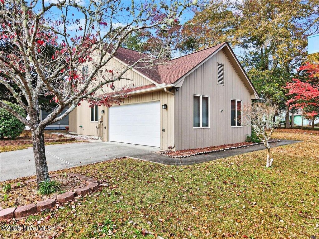 Photo of 1618 Woodland Court SW, Ocean Isle Beach, NC 28469 (MLS # 100542337)