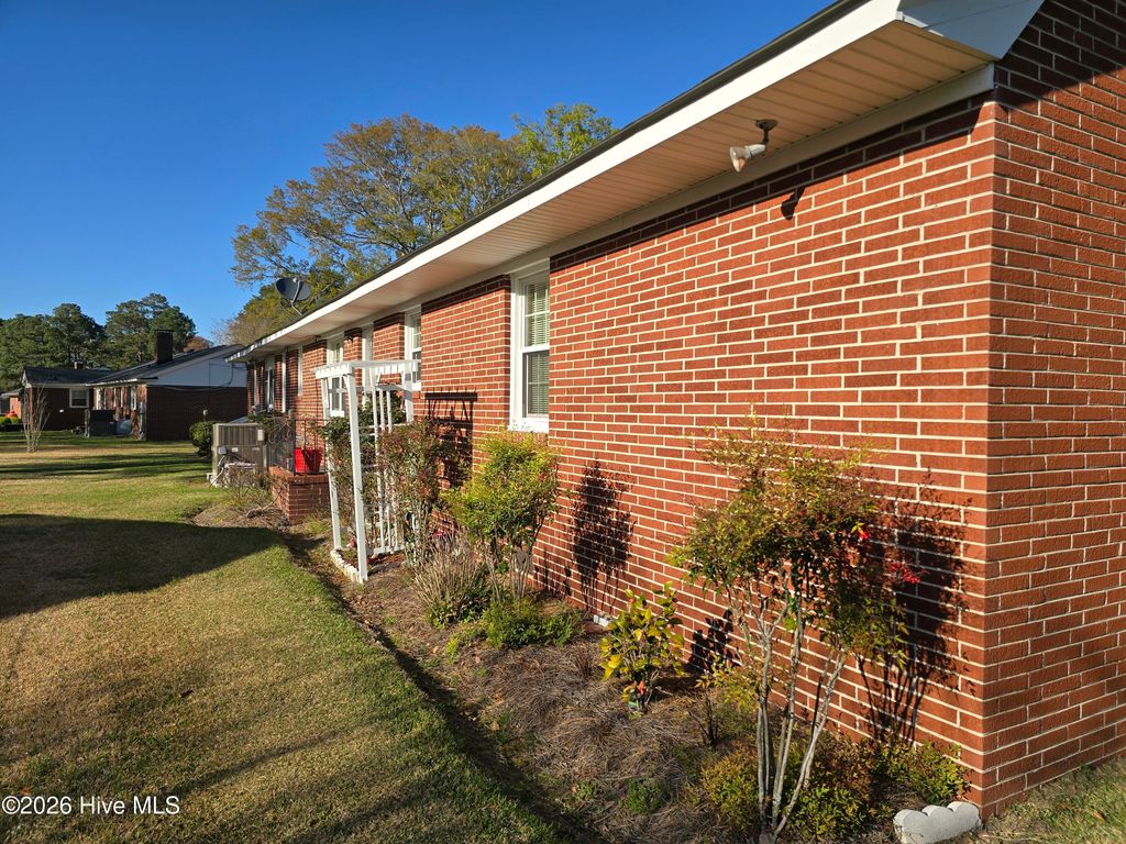 Photo of 510 Lakeview Drive, Murfreesboro, NC 27855 (MLS # 100563989)