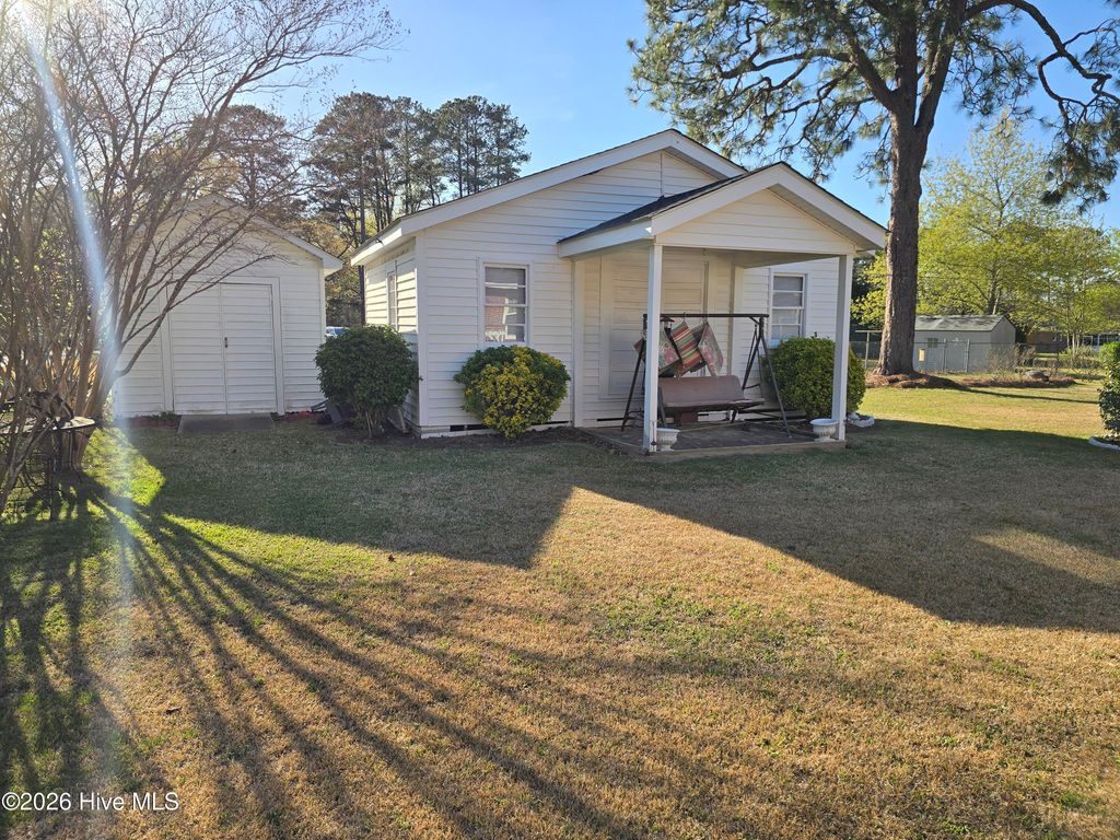 Photo of 510 Lakeview Drive, Murfreesboro, NC 27855 (MLS # 100563989)