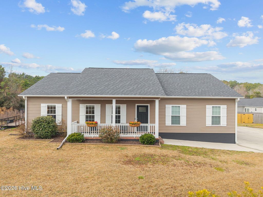 Photo of 836 Queens Creek Road, Hubert, NC 28539 (MLS # 100557380)